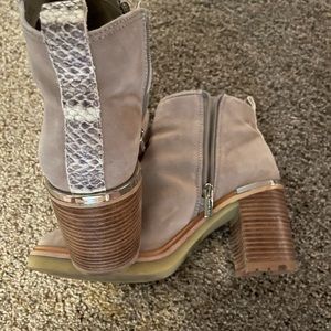 Sale!! Vince Camuto Booties
